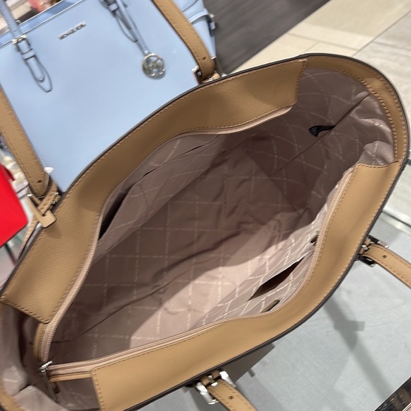 MICHAEL KORS GILLY LARGE DRAWSTRING TRAVEL TOTE SIGNATURE Camel
NWT

NWT - Picture 7 of 16